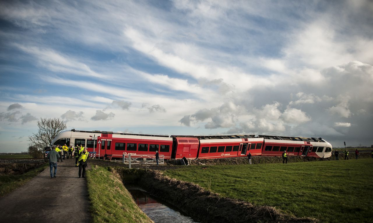 Hulpdiensten bij ontspoorde stoptrein, na een botsing met een melkwagen op de spoorwegovergang bij Winsum.