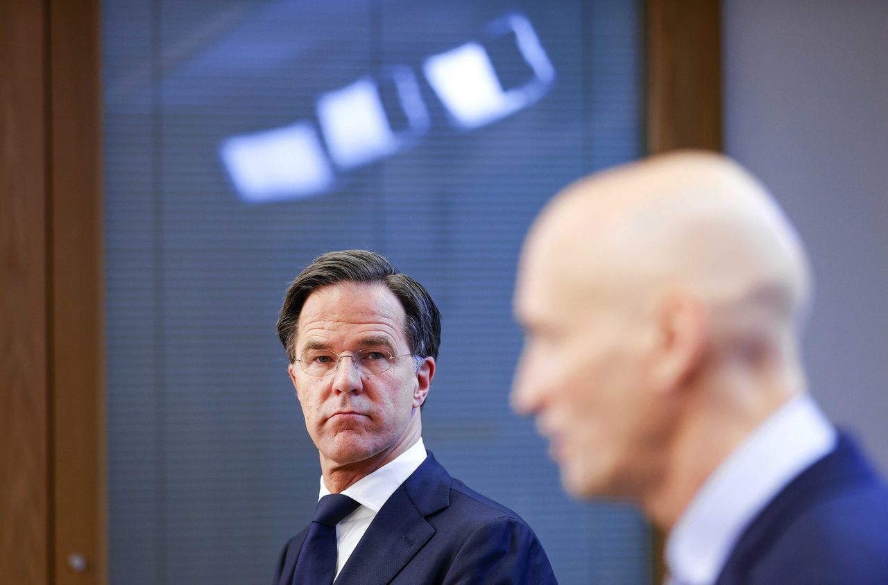 Premier Rutte en minister Ernst Kuipers tijdens de persconferentie op dinsdagavond.