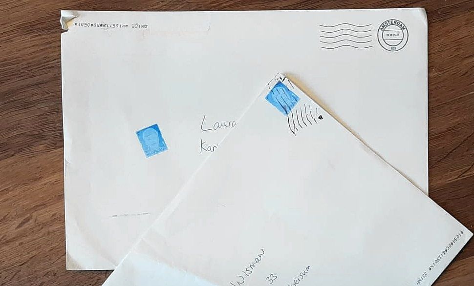 Moet een postzegel altijd rechtsboven? NRC