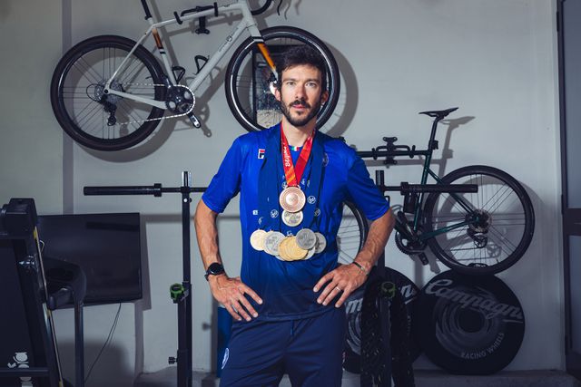 Davide Ghiotto in zijn garage thuis in San Gottardo.