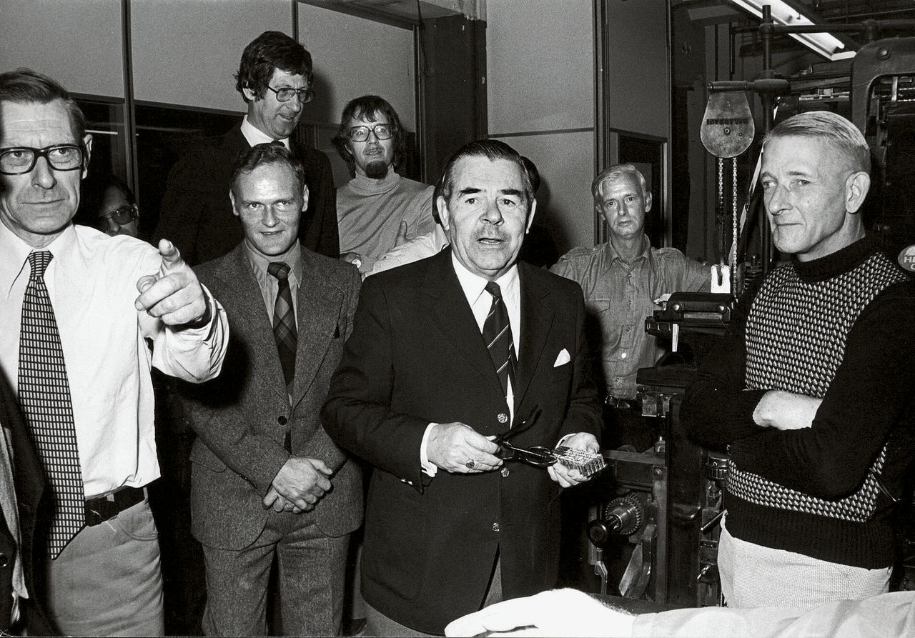 1976: NRC Handelsblad voor 't laatst uit lood gezet;midden directeur Pluygers