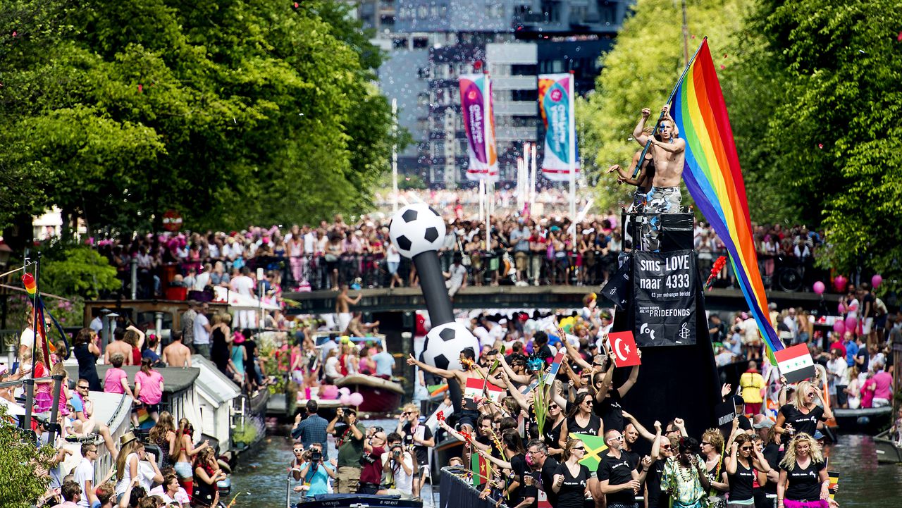 Boten varen door de Prinsengracht tijdens de Canal Pride van de Gay Pride.