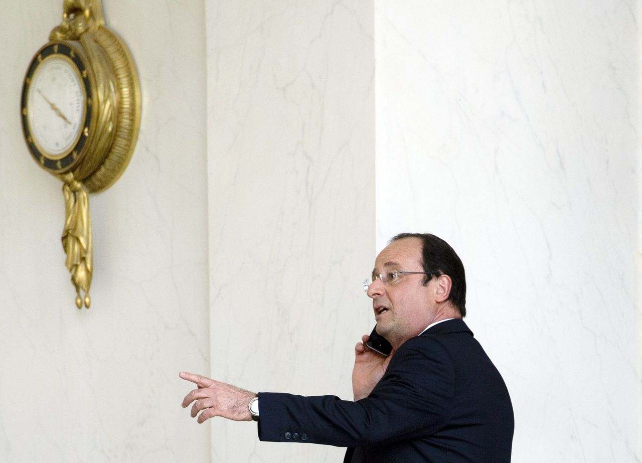 De Franse president Hollande aan de telefoon. Gisteren onthulde WikiLeaks documenten waaruit blijkt dat Hollande en zijn voorgangers Sarkozy en Chirac tussen 2006 en 2012 door de Amerikaanse inlichtingendienst NSA zijn afgeluisterd.