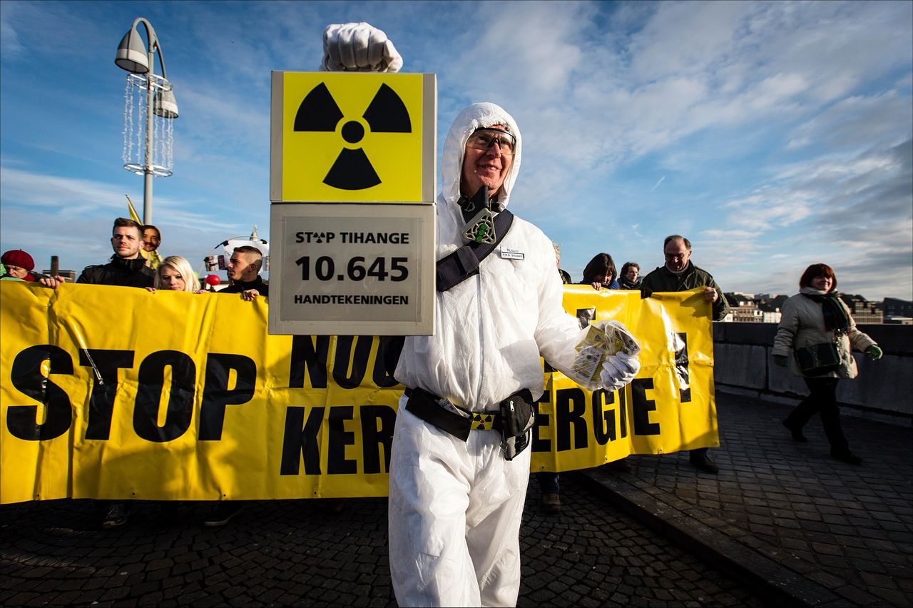 Een demonstratie in Maastricht tegen de Vlaamse kerncentrale van Tihange. De kerncentrale zou niet veilig zijn.