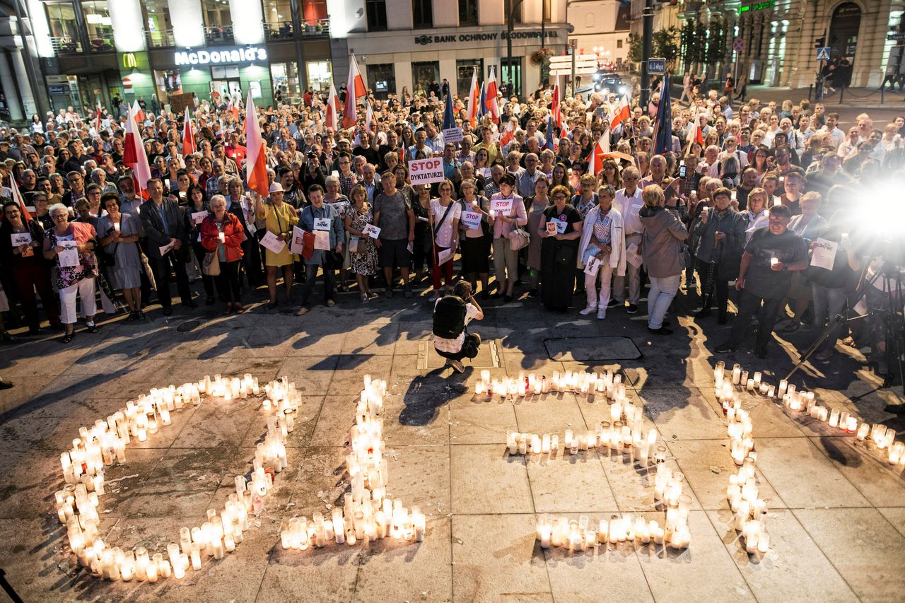 Poolse mensen komen bijeen om te demonstreren op 23 juli 2017.