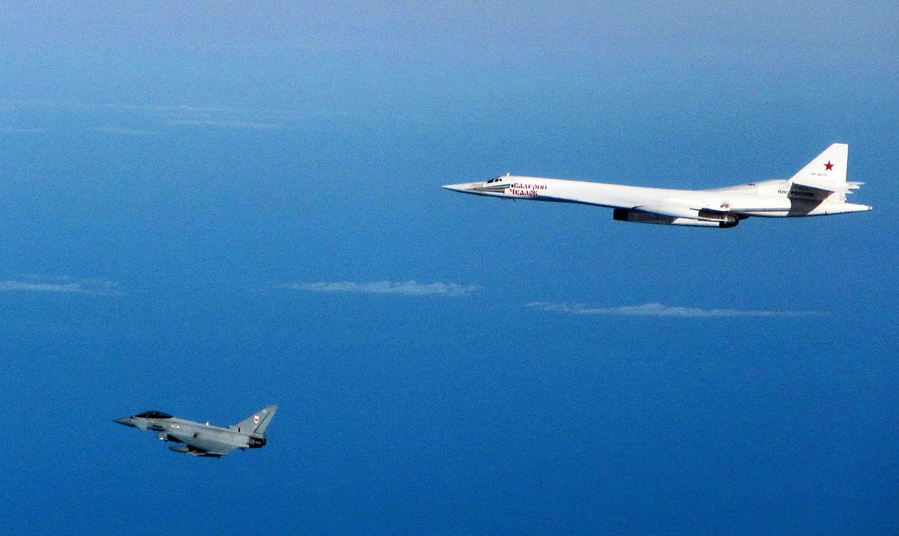 Een Britse Typhoon-straaljager onderschept in 2015 een Russische Tu-160-bommenwerper.