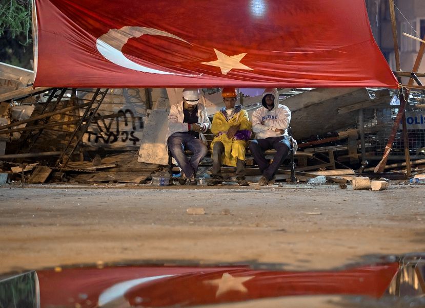 Een aantal betogers vanochtend bij een barricade nabij het Gezipark.