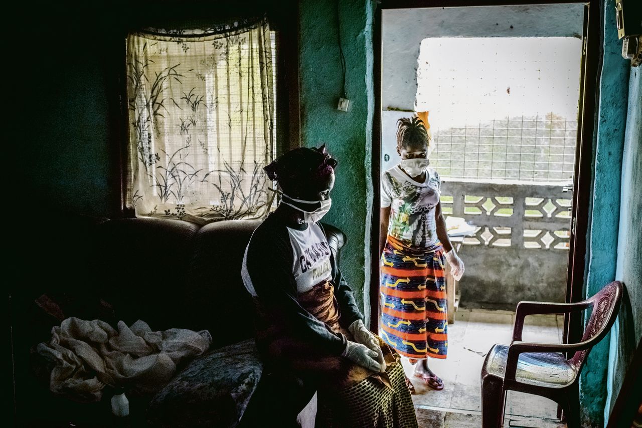 Twee vrouwen in Monrovia, Liberia, na een bezoek aan familie in een ebolakliniek. Foto Daniel Berehulak / The New York Times