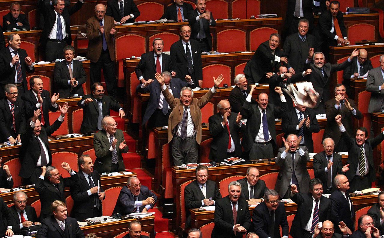 De centrum-rechtse coalitie in de Italiaanse Senaat op het moment dat blijkt dat de regering-Prodi stemmen te kort komt. Foto Reuters Right-center coalition senators react during a parliamentary vote at the Senate in Rome February 21, 2007. Italy's government lost a crucial parliamentary vote on Wednesday over its foreign policy in a blow to Prime Minister Romano Prodi that prompted the opposition to call for him to quit. There was no constitutional requirement for Prodi to step down, but Foreign Minister Massimo D'Alema had said before the vote that the centre-left government should resign if it did not command majority support on foreign policy. REUTERS/Serena Cremaschi (ITALY)