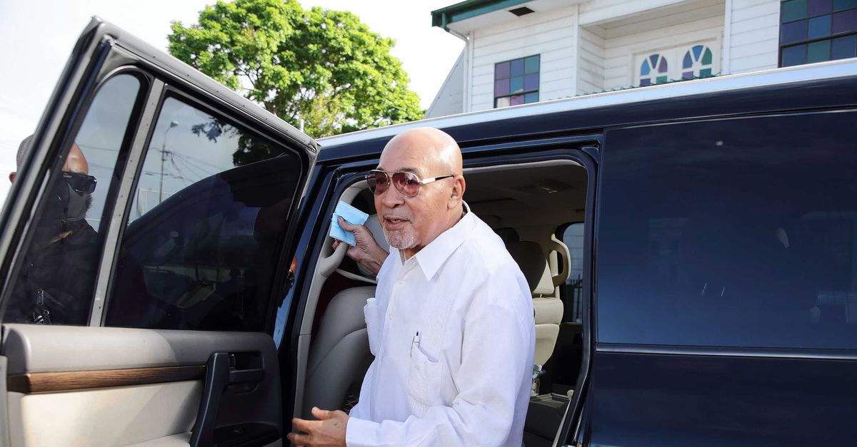 Het Openbaar Ministerie in Suriname heeft vrijdag opnieuw twintig jaar celstraf geëist tegen oud-president Desi Bouterse. Dat melden Surinaamse media