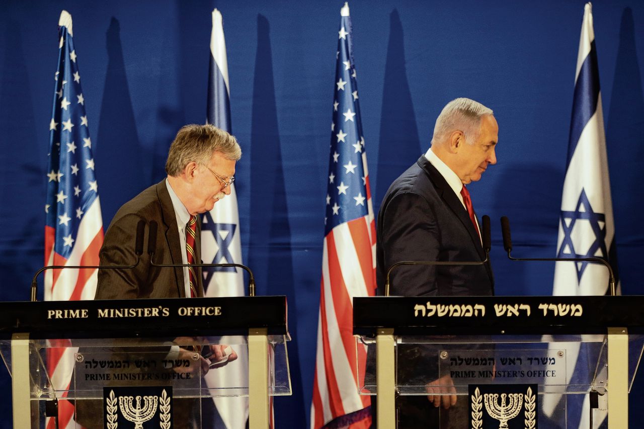De Amerikaanse Nationale Veiligheidsadviseur John Bolton en premier Benjamin Netanyahu na afloop van een persconferentie zondag in Israël.