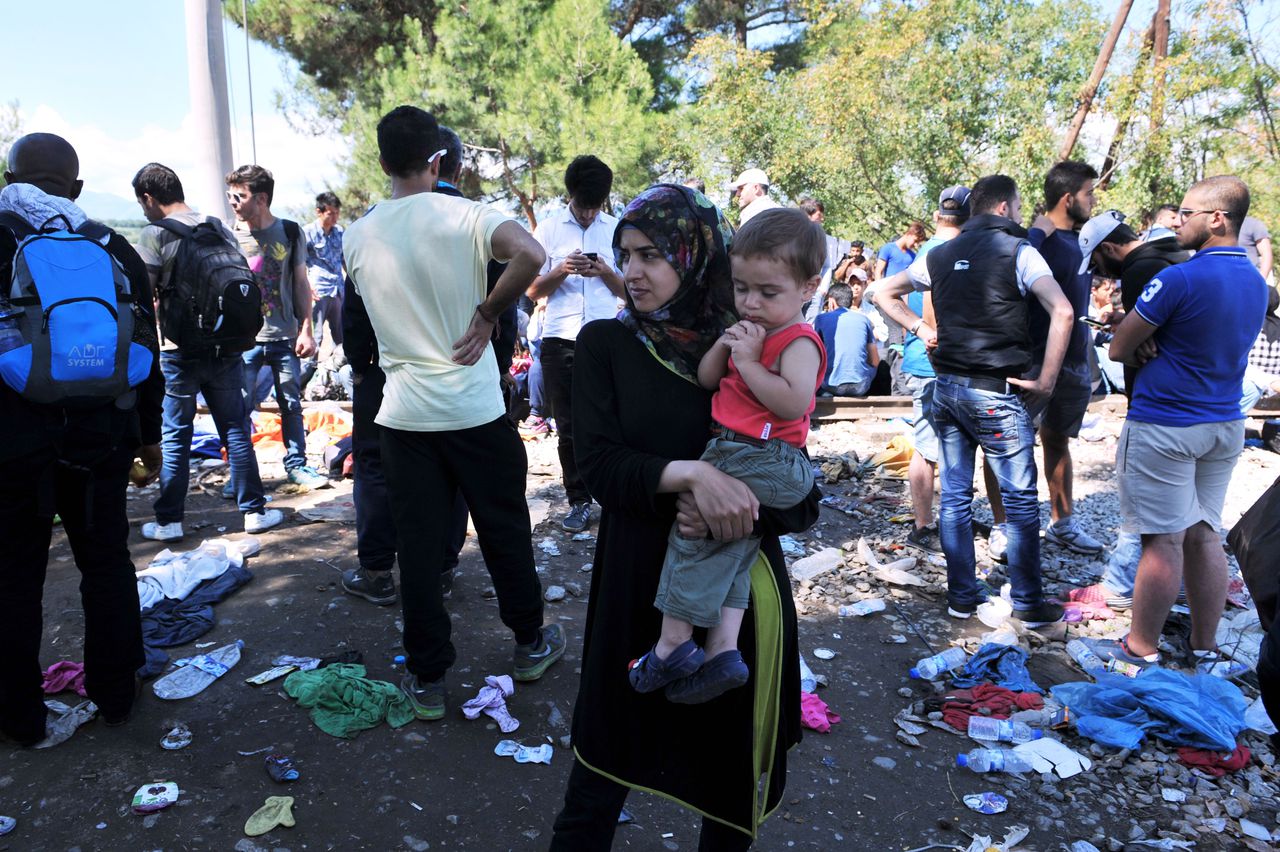 Vluchtelingen wachten tot ze de Grieks-Macedonische grens kunnen oversteken.