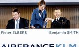 Pieter Elbers (links), bestuursvoorzitter van KLM, KLM-stewardess Juliette van der Maas en Ben Smith, bestuursvoorzitter van Air France-KLM, tijdens de presentatie van de jaarcijfers over 2019 in februari.