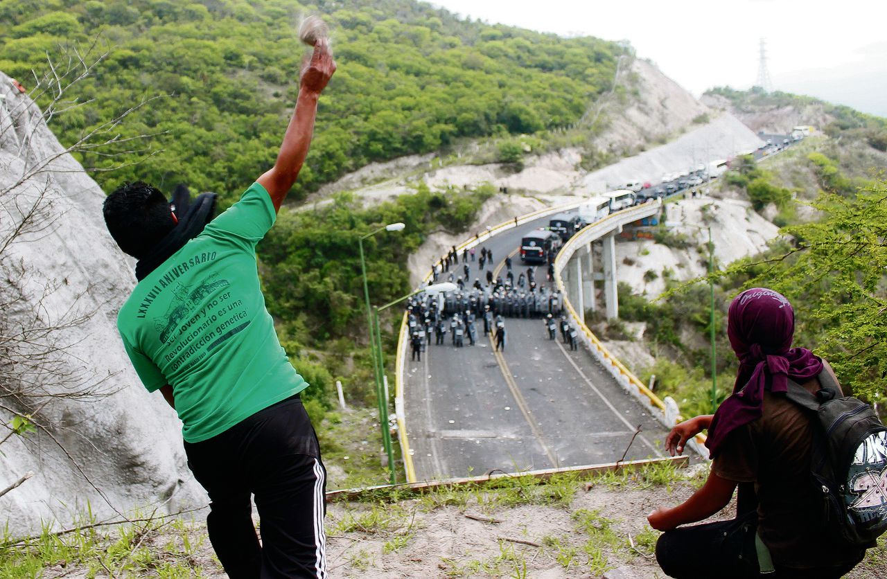 Demonstranten willen de verkiezingen van zondag blokkeren. De politie verspert hun de weg naar Chilpancingo, hoofdstad van de deelstaat Guerrero.