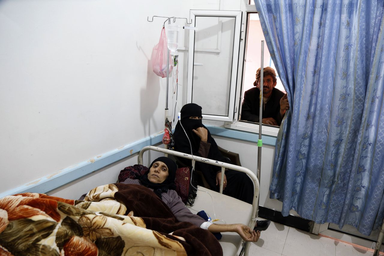 Een vrouw met cholera in een ziekenhuis in Sana’a, Jemen, 2018.