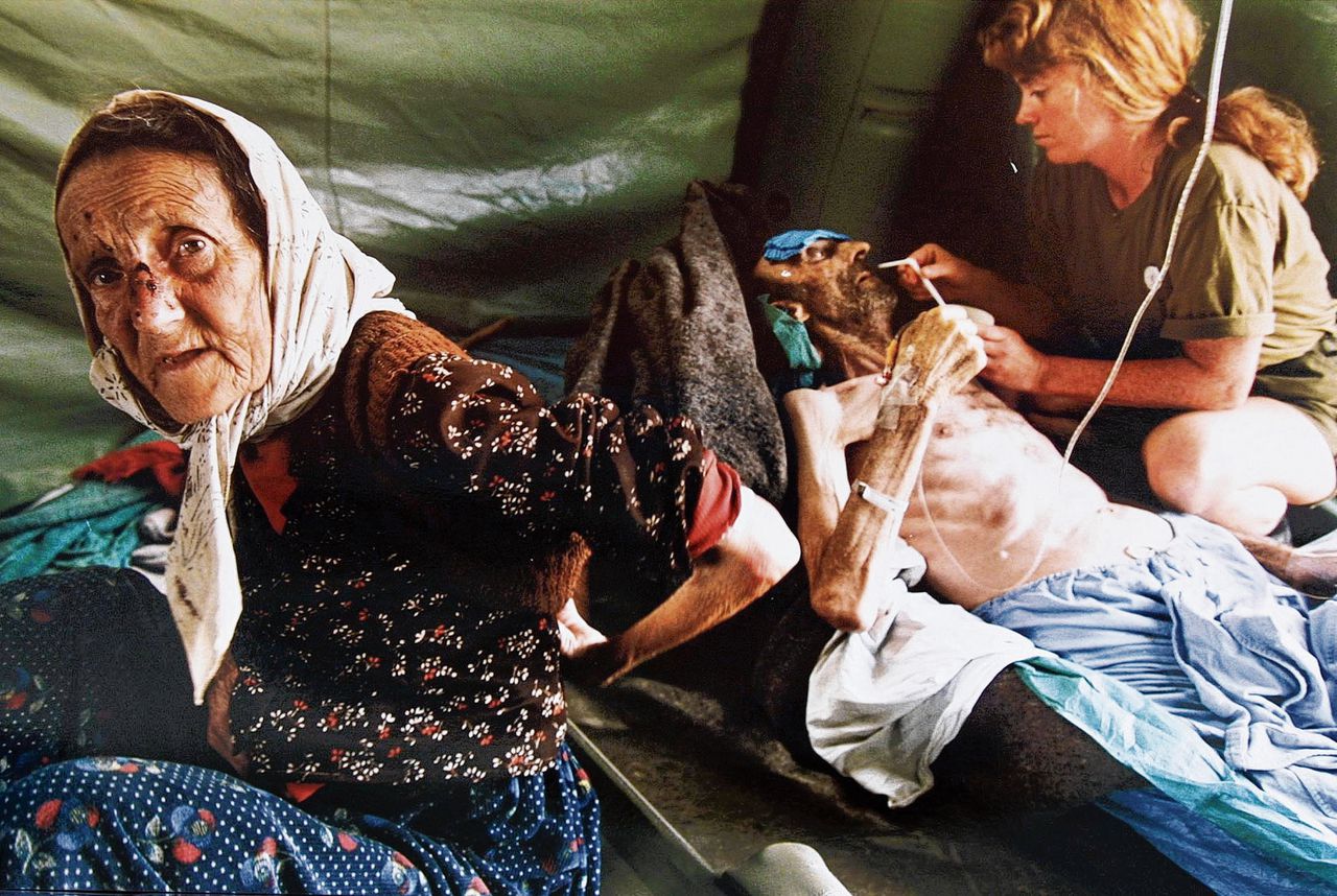 11 juli 1995: moslimvluchtelingen krijgen medische hulp nadat ze Srebrenica zijn ontvlucht.