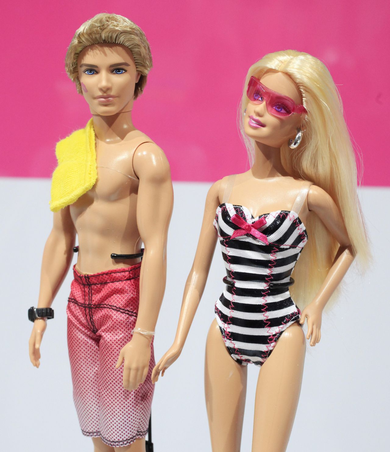 Weer samen: Ken, met lipstick op de wang en Barbie, gisteren in New York. Foto AP Barbie and Ken dolls from Mattel are displayed at the American International Toy Fair, Monday, Feb. 14, 2011 in New York. (AP Photo/Mark Lennihan)