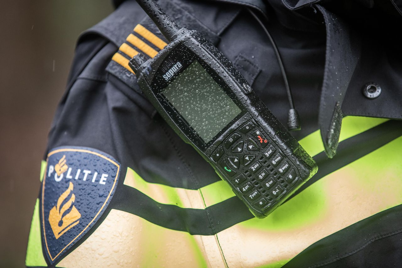 C2000 is een gesloten communicatienetwerk en is bedoeld voor gebruik door de Nederlandse hulp- en veiligheidsdiensten.