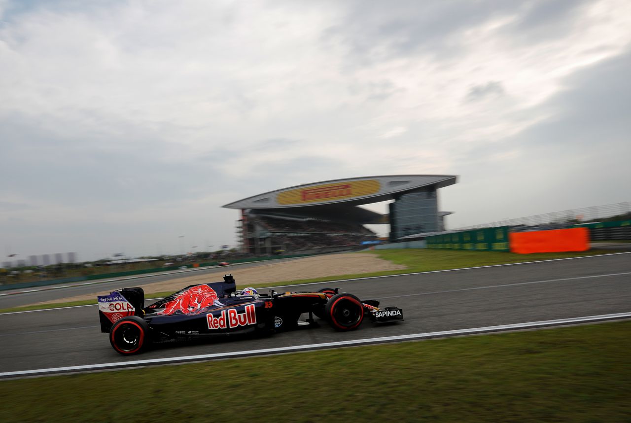 Max Verstappen in zijn Toro Rosso onderweg in Sjanghai.