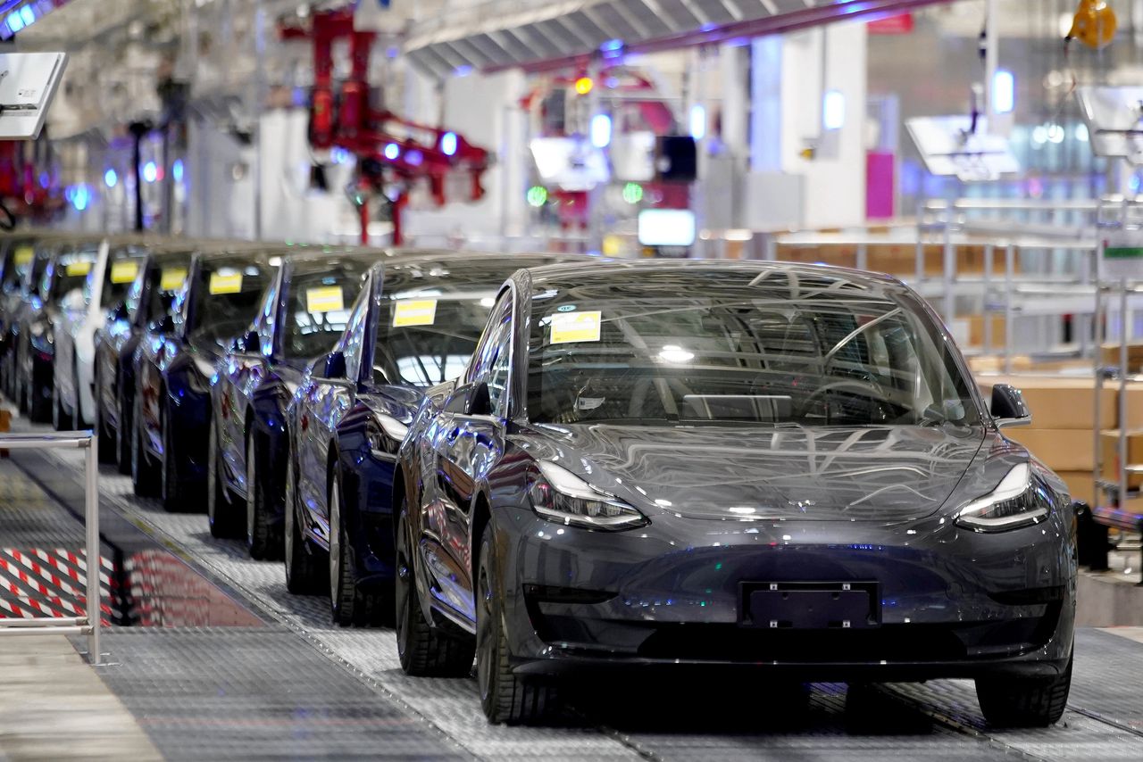 Tesla Model 3-auto's in een fabriek in Shanghai.