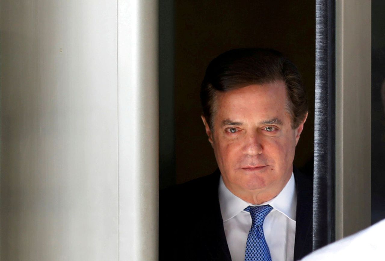 Manafort zit in een rolstoel en heeft gezondheidsproblemen 