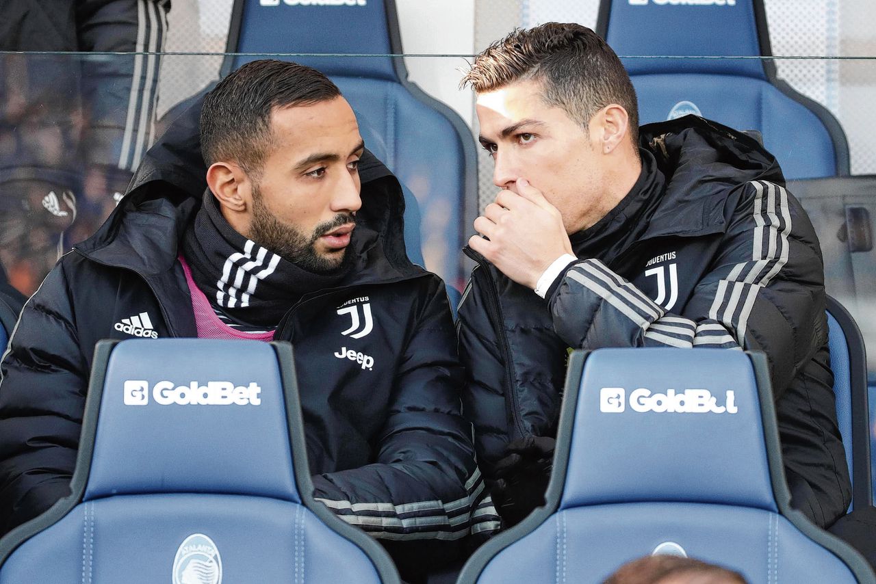 Cristiano Ronaldo (rechts) in zijn tijd bij Juventus op de reservebank in gesprek met zijn teamgenoot Medhi Benatia.