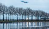 Een toestel van Air France-KLM stijgt op van Schiphol, de thuishaven van de luchtvaartmaatschappij. 