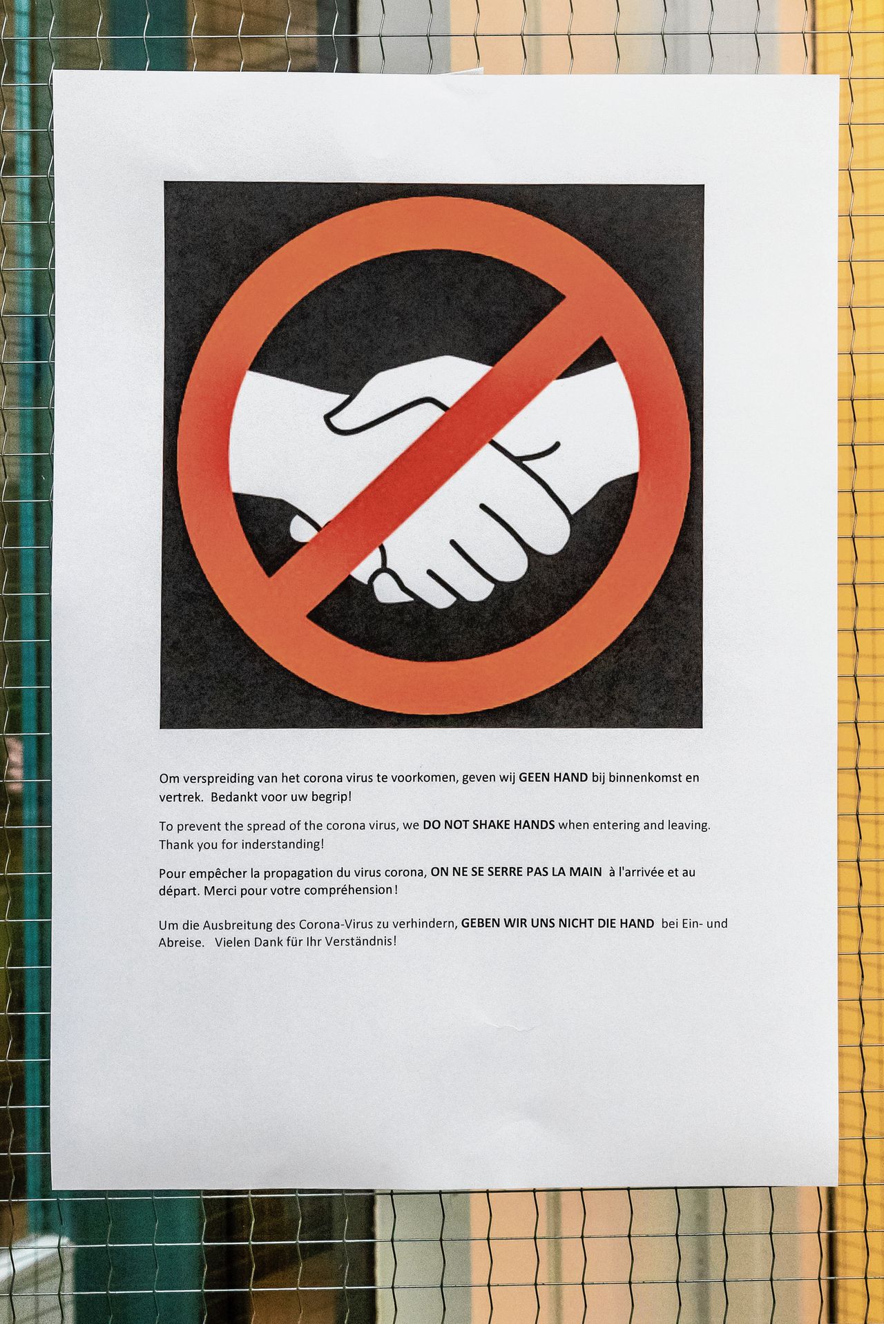 Op veel plekken in Nederland hangen affiches waarin wordt opgeroepen geen handen meer te schudden.