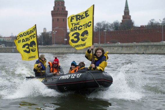 Activisten van Greenpeace protesteren vandaag in Moskou in verband met de Arctic Sunrise.