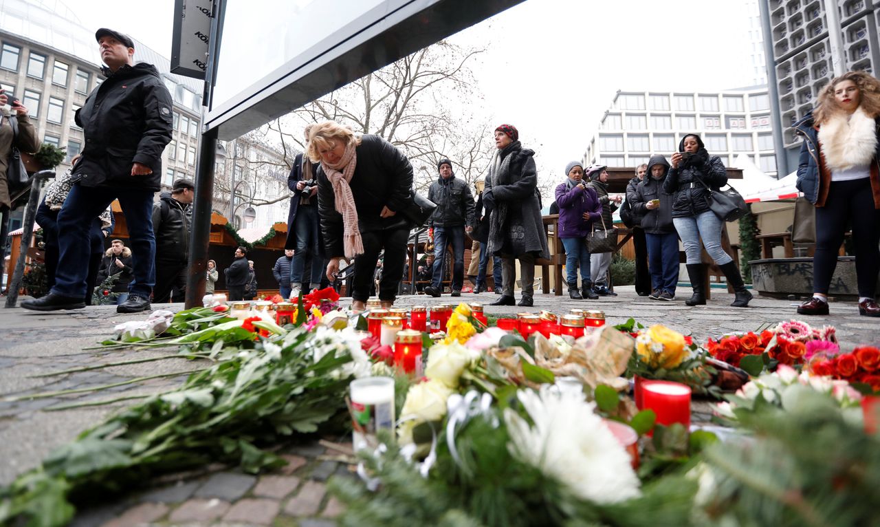 Mensen leggen bloemen neer bij de Gedächtniskirche ter nagedachtenis aan de slachtoffers van de aanslag.