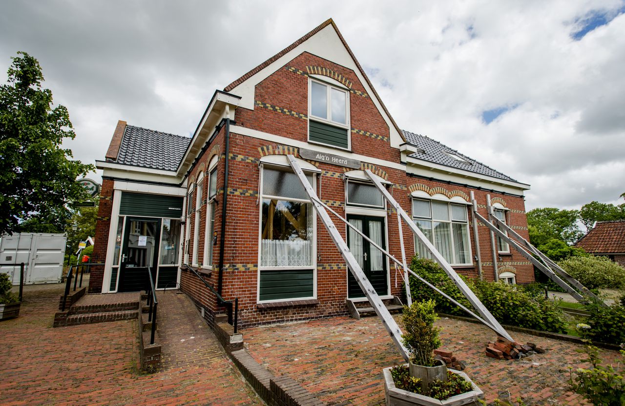 Dorpshuis in het dorpje Leermens staat gestut door de aardbevingen als gevolg van de gasboringen.