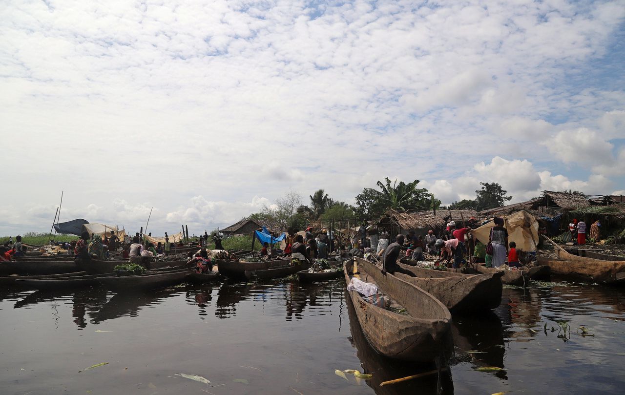 Vissersbootjes aan de Congo-rivier.