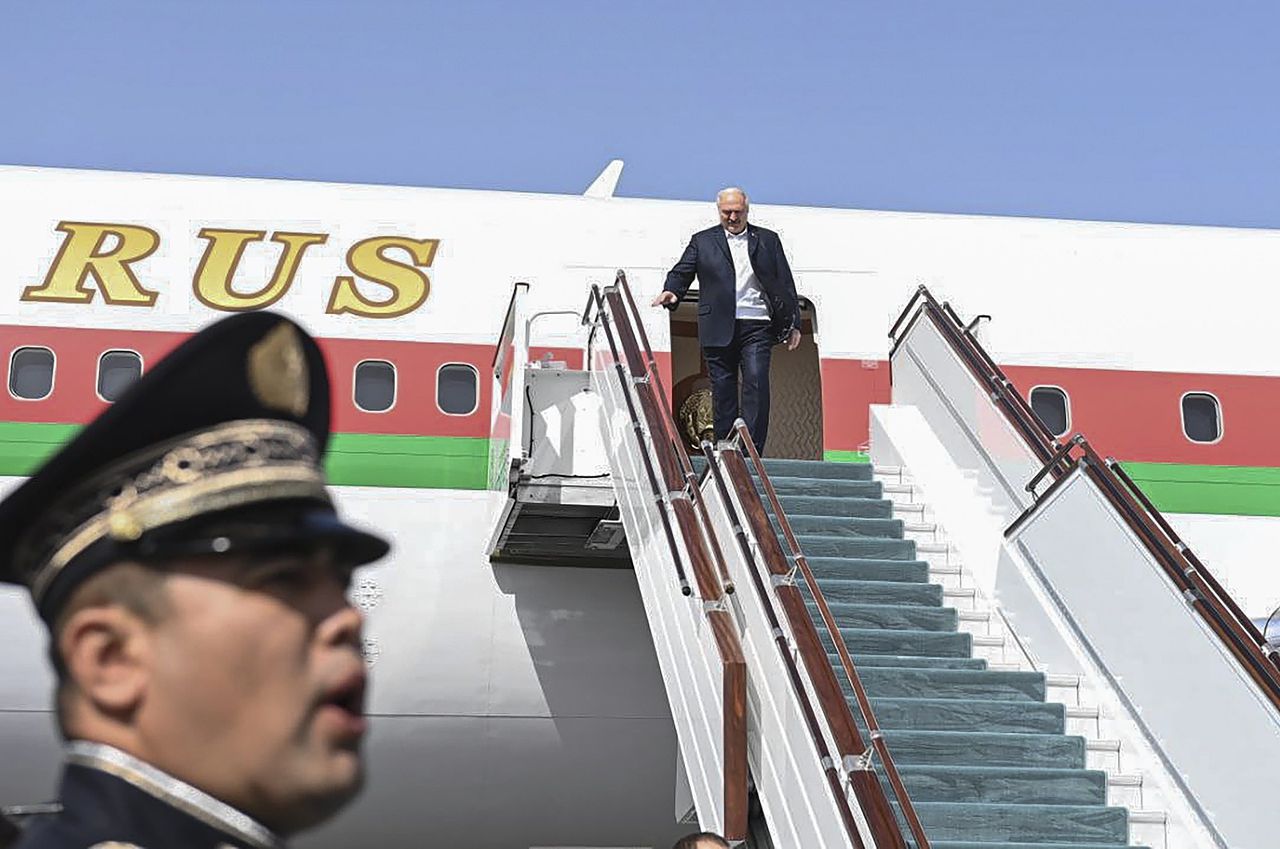 De Wit-Russische president Aleksandr Loekasjenko op 15 september bij aankomst in het Oezbeekse Samarkand voor een topontmoeting van de Shanghai Cooperation Organization (SCO).