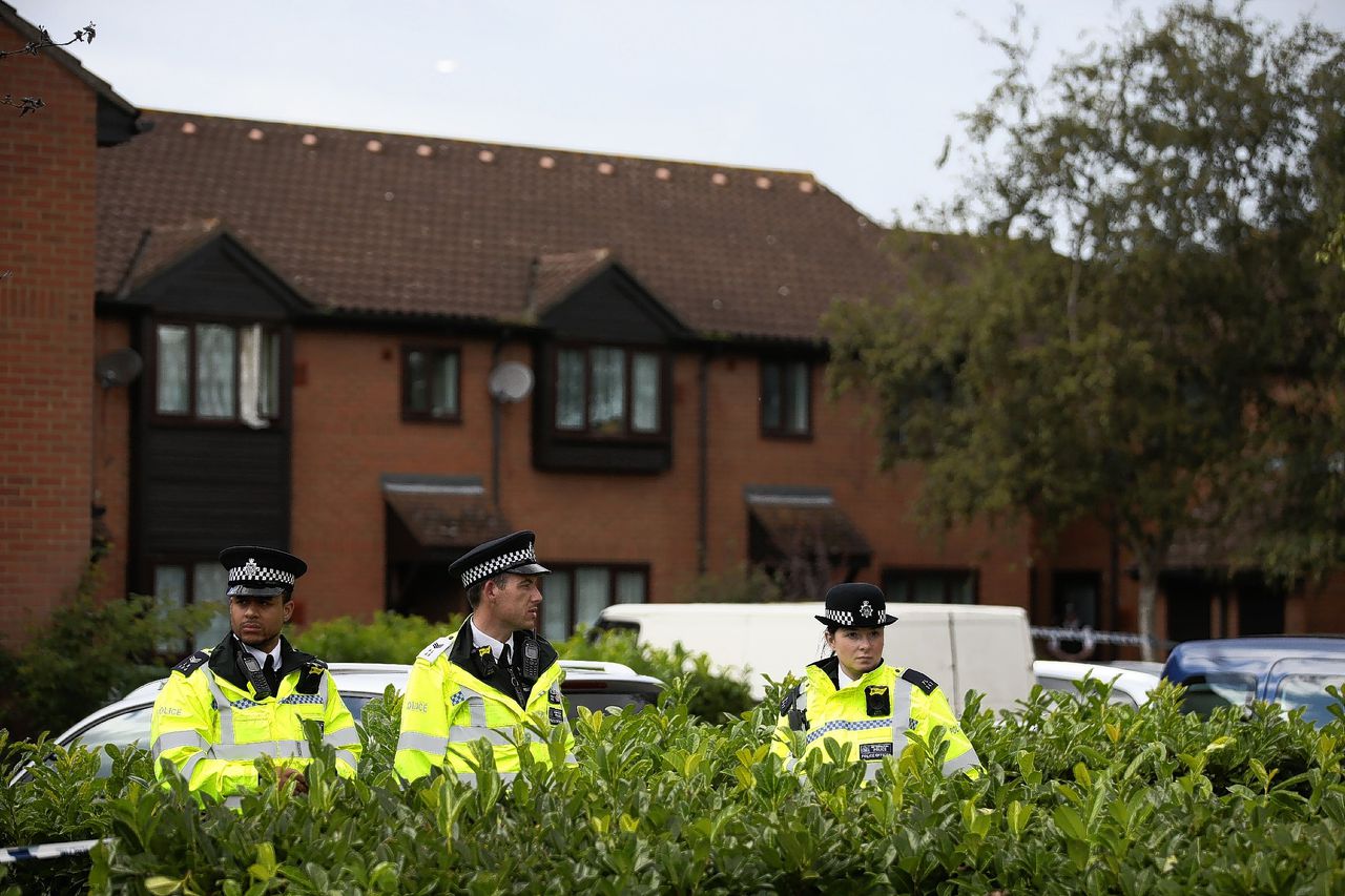 De Britse politie houdt wacht tijdens een forensisch onderzoek in Stanwell, Surrey, dichtbij Londen.