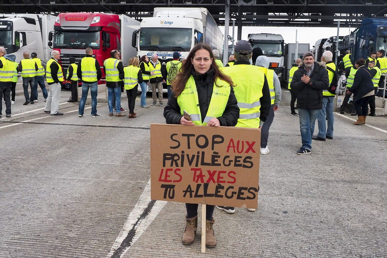 Demonstranten voeren zaterdag in Frankrijk actie tegen de stijgende brandstofprijzen. In de Alpen kwam een actievoerder om het leven na een aanrijding.