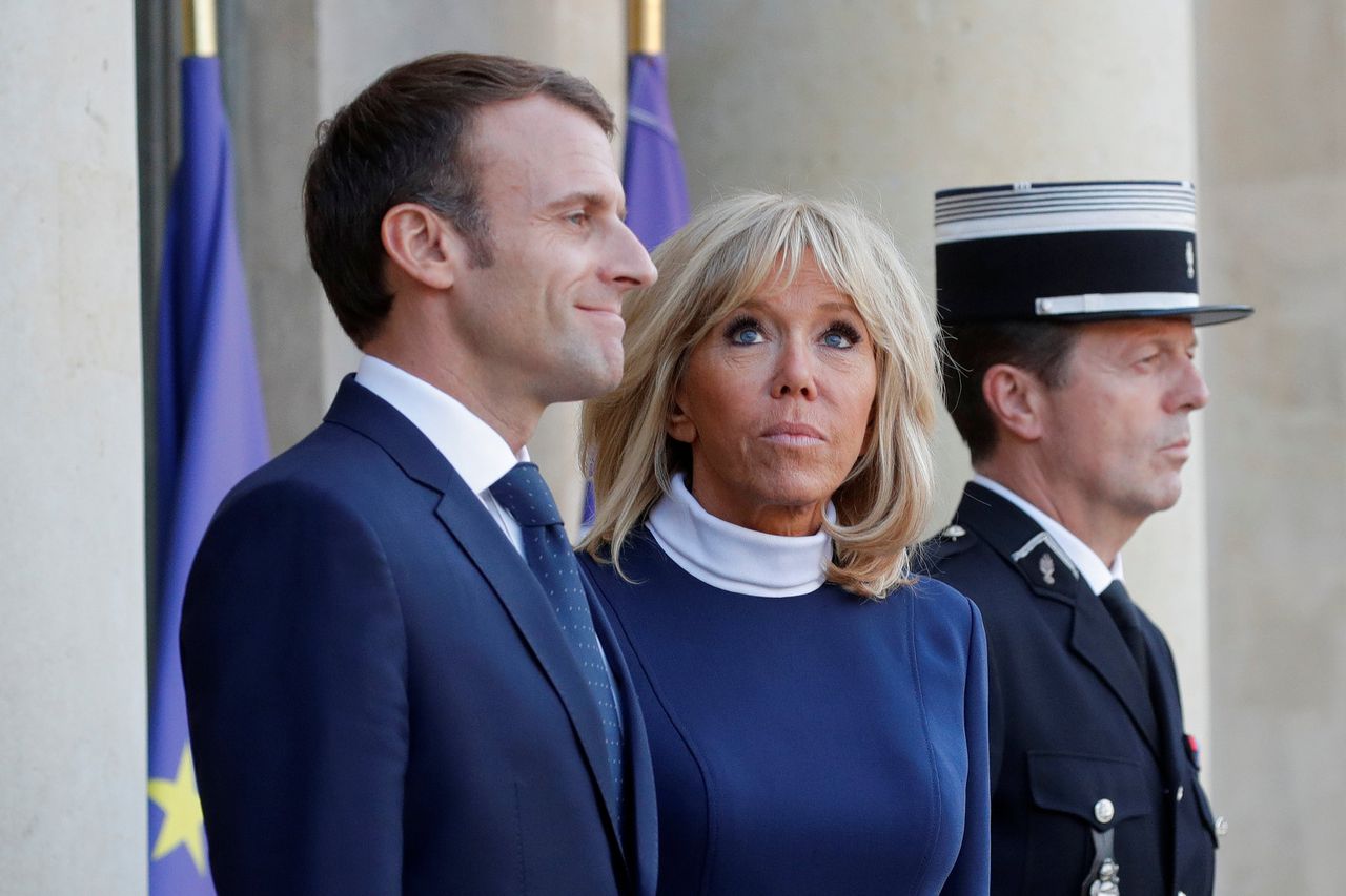 Emmanuel Macron en Brigitte Macron bij het Élysée in Parijs.