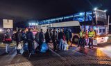 Asielzoekers bij het overvolle aanmeldcentrum in Ter Apel worden vrijdag overgebracht naar opvanglocaties verspreid over Nederland.