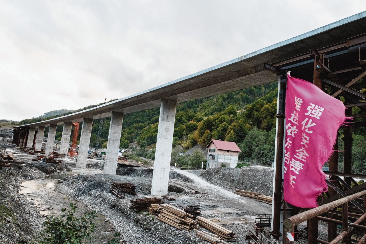 Dankzij een Chinese lening werd in Montenegro in 2015 begonnen met de aanleg van een snelweg tussen de kust en de Servische grens.