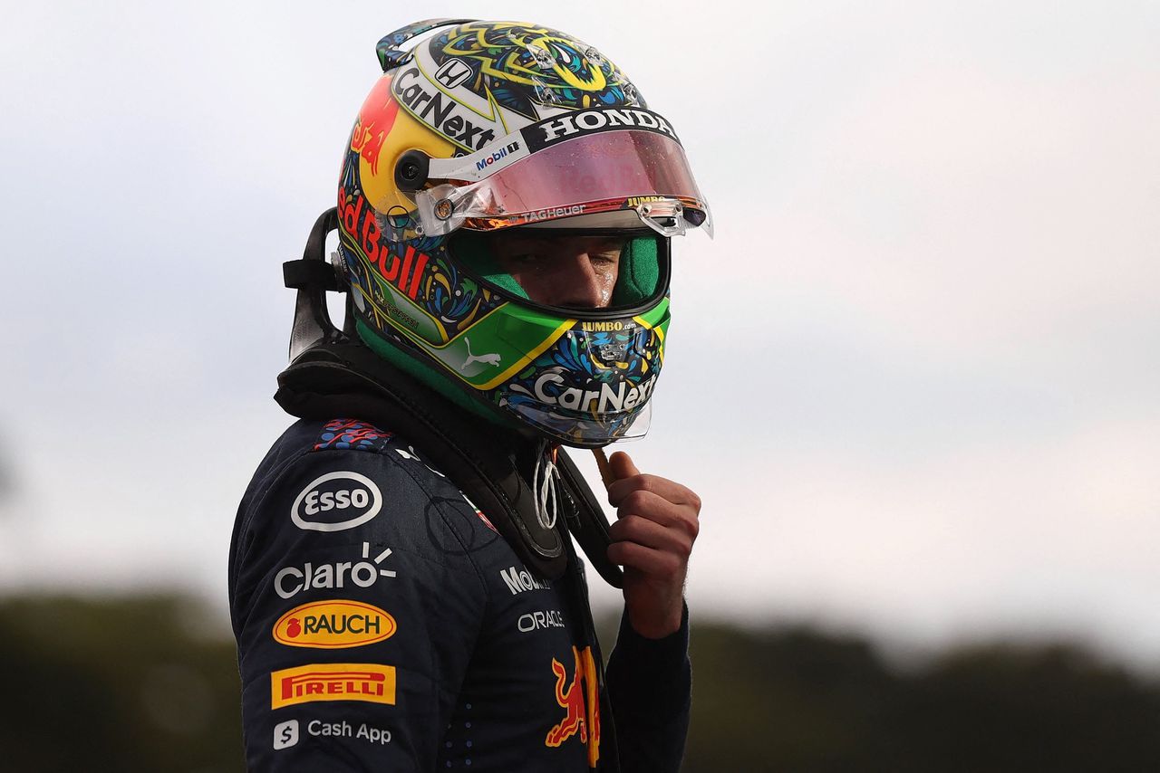 Max Verstappen droeg dit weekend een speciale helm: „Een artistiek eerbetoon aan de passie voor Formule 1 in Brazilië.”