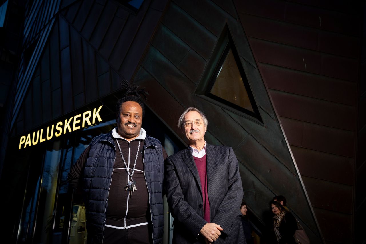 Mesgena Abraha Segid en Dick Couvée voor de Pauluskerk in Rotterdam. „Wie zijn wij om onderscheid te maken?”