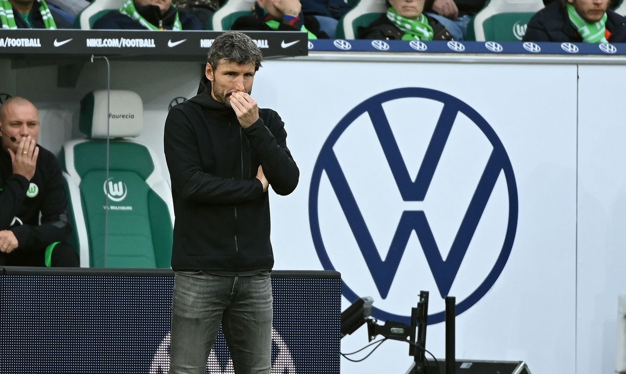 De Nederlandse trainer Mark van Bommel van VfL Wolfsburg tijdens de thuiswedstrijd tegen SC Freiburg zaterdag.