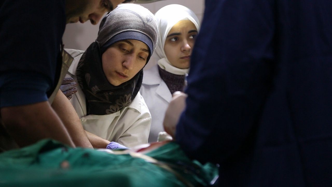 Kinderarts Amani Ballour heeft dagelijks te maken met slachtoffers van de oorlog in Syrië, die ze behandelt in een ondergronds ziekenhuis. Beeld uit de documentaire ‘The Cave’.