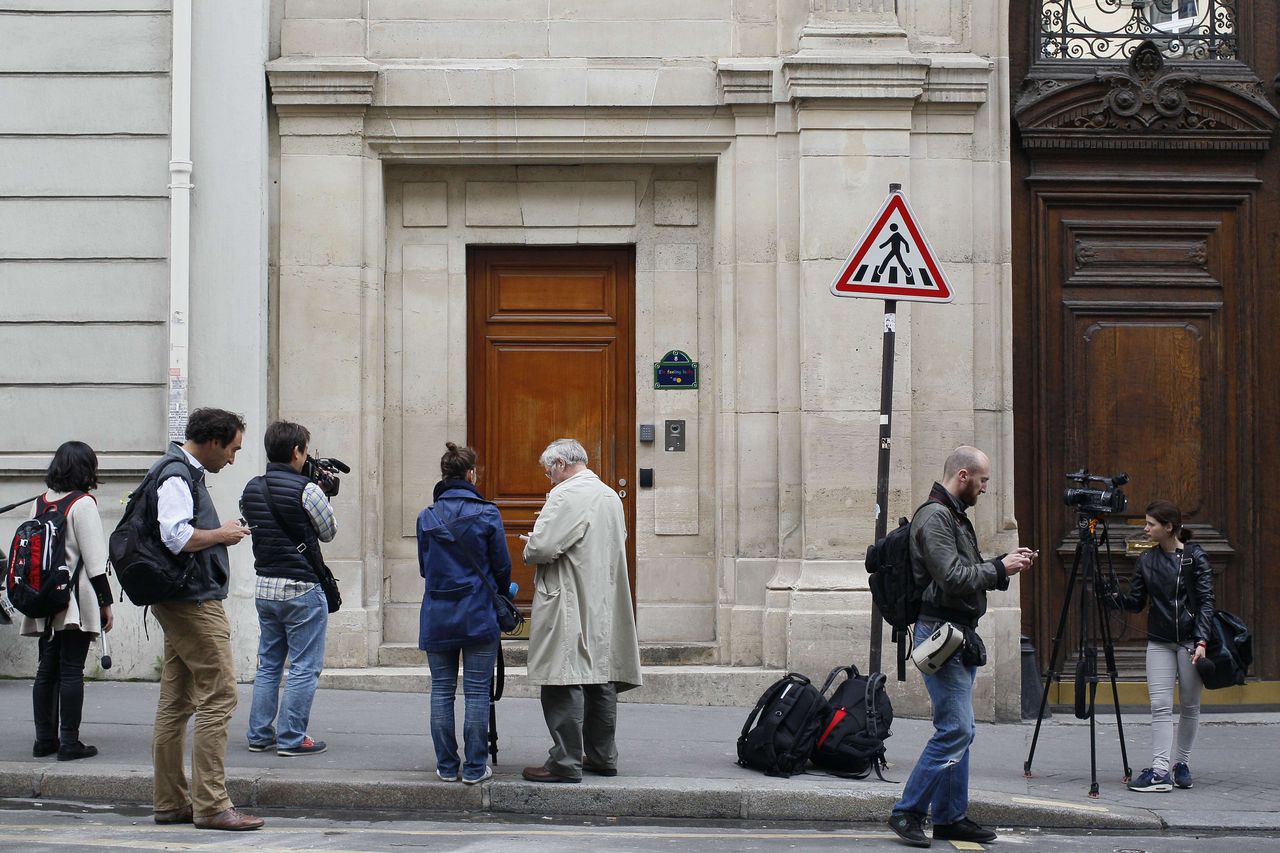 Journalisten wachten buiten het kantoor van Google in Parijs.