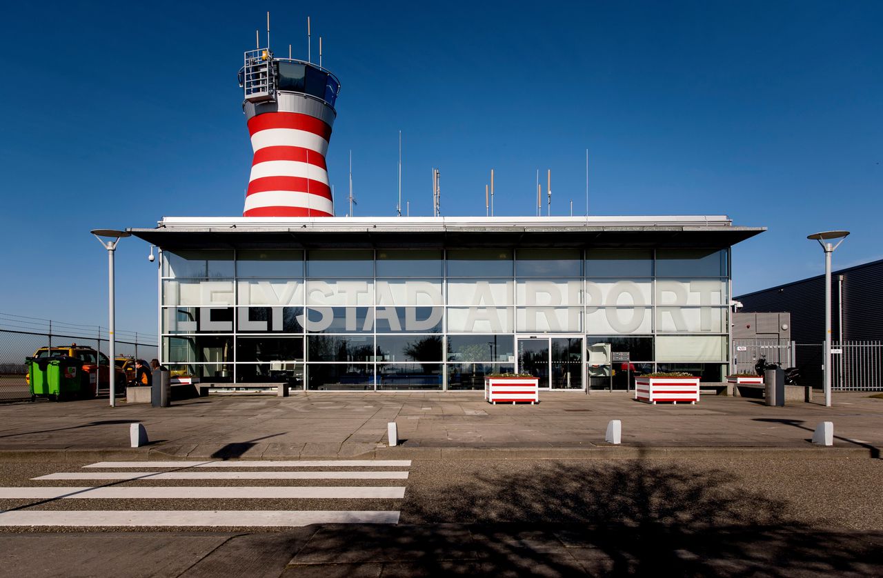 Als Lelystad Airport vakantievluchten overneemt van Schiphol komt daar ruimte voor zakelijke vluchten en kan Nederland de leidende rol in de luchtvaart behouden, denken voorstanders van de uitbreiding. De geplande opening in 2020 is echter onzeker.