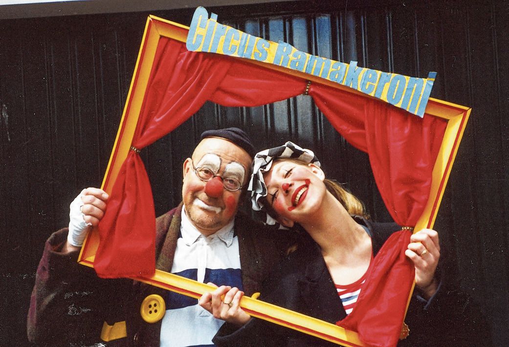 Foto boven: Ton Ramaker en dochter Sandra als circus-act in 2002. Foto links: Ramaker in 2020.