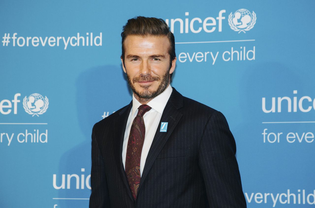 Beckham in december voor het hoofdkwartier van de VN in New York. Op zijn borst een speldje met het logo van zijn eigen fonds, 7 Fund.