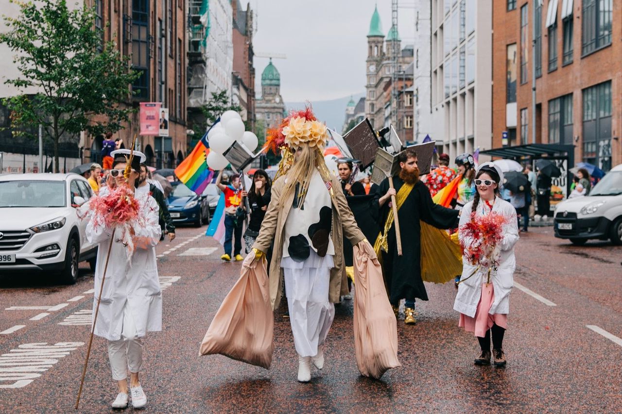 Het Array Collective tijdens de Pride in 2019. Het kunstenaarscollectief richt zich op politieke problemen in Belfast, zoals abortuswetgeving en lhbti+ rechten.
