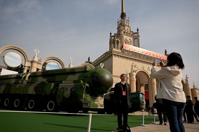Een man poseert voor een Dongfeng-41 intercontinentale ballistische raket in Beijing in 2022. China heeft sinds 2020 zijn nucleaire macht uitgebreid. 
