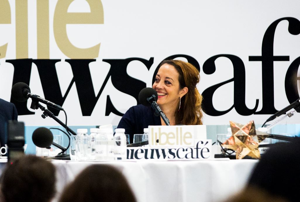 Ebru Umar tijdens het Libelle Nieuwscafe Live in perscentrum Nieuwspoort in 2014. (bijgeknipt)