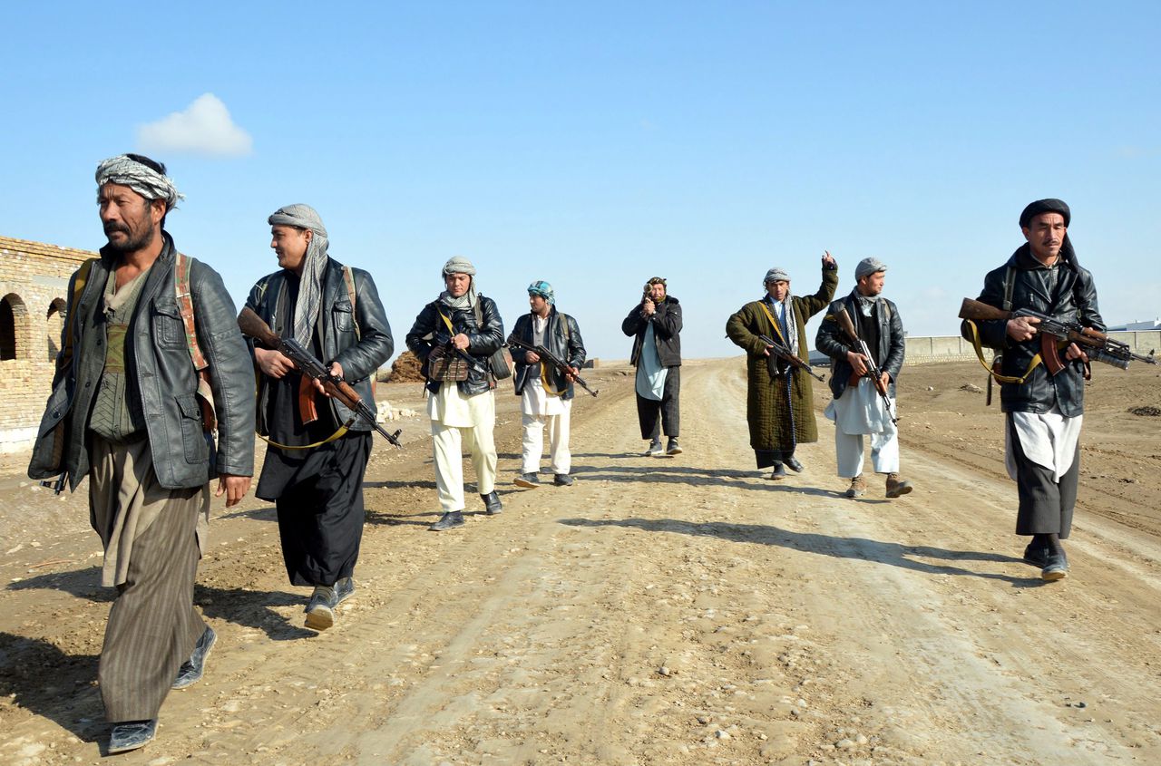 Leden van een lokale politie-eenheid op patrouille in Kunduz. EPA/JAWED KARGAR